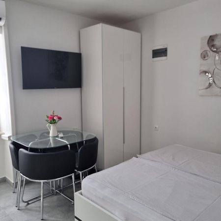 Apartments And Room Vela Сень Экстерьер фото