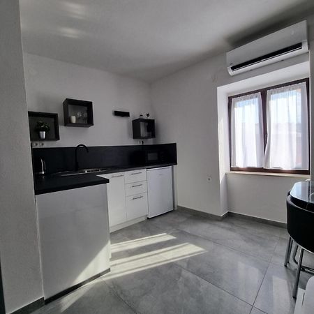 Apartments And Room Vela Сень Экстерьер фото