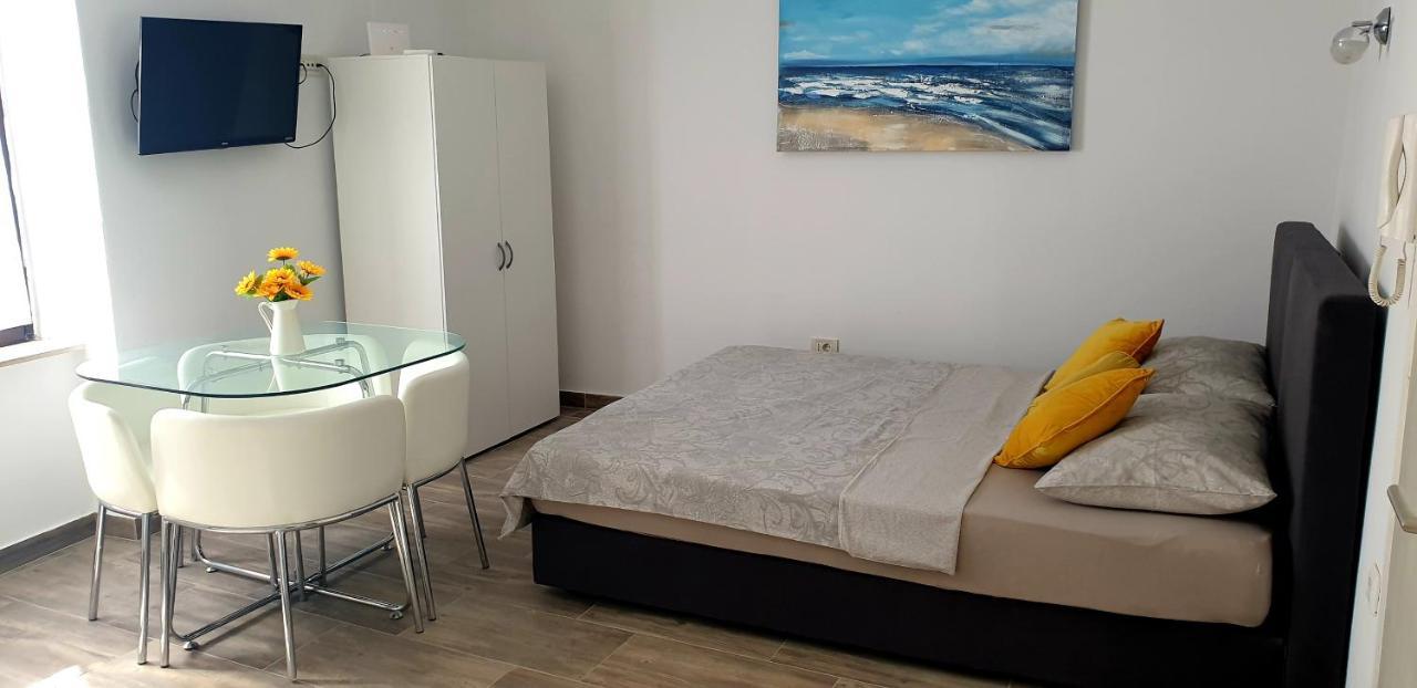 Apartments And Room Vela Сень Экстерьер фото