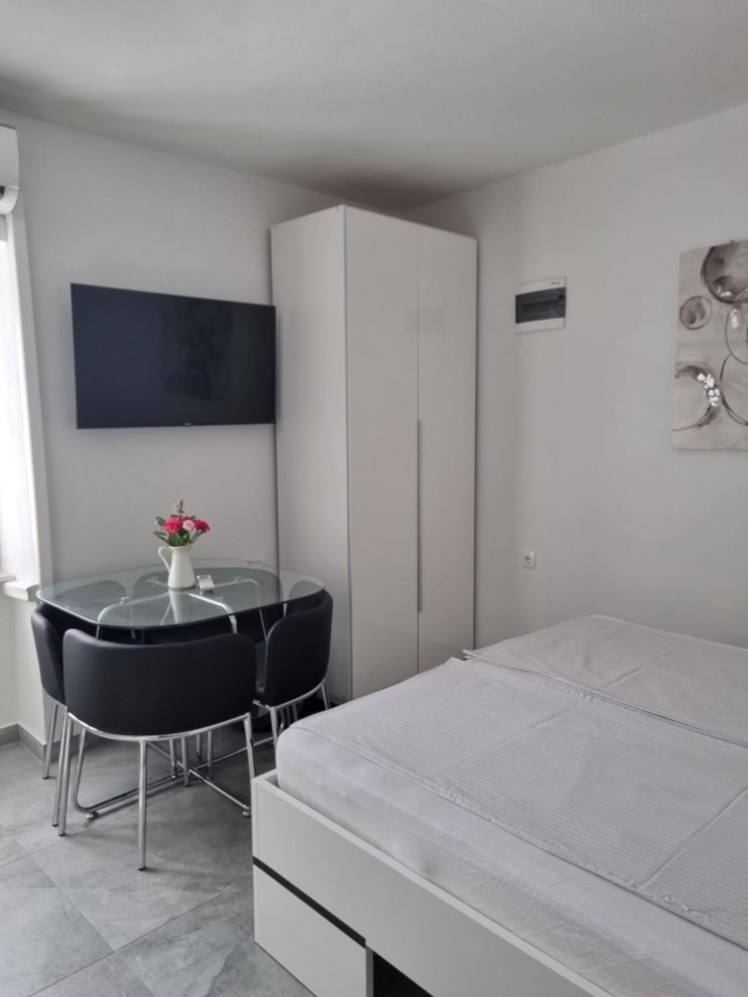 Apartments And Room Vela Сень Экстерьер фото